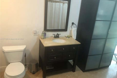 House in Biscayne Park, Florida 3 bedrooms, 140.75 sq.m. № 1695549 - photo 9