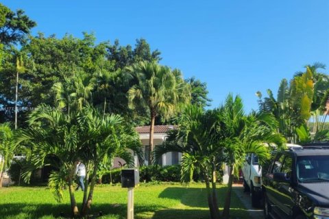 House in Biscayne Park, Florida 3 bedrooms, 140.75 sq.m. № 1695549 - photo 25