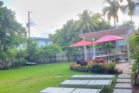 House in Biscayne Park, Florida 3 bedrooms, 140.75 sq.m. № 1695549 - photo 19