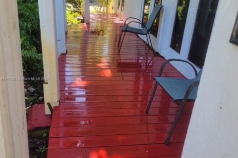 House in Biscayne Park, Florida 3 bedrooms, 140.75 sq.m. № 1695549 - photo 27