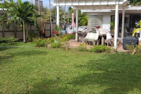 House in Biscayne Park, Florida 3 bedrooms, 140.75 sq.m. № 1695549 - photo 30