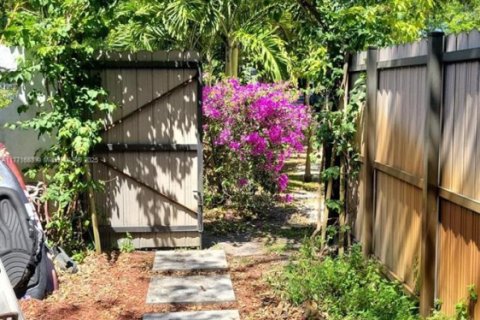 House in Biscayne Park, Florida 3 bedrooms, 140.75 sq.m. № 1695549 - photo 22