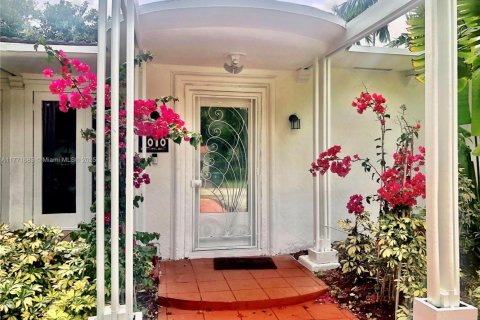 House in Biscayne Park, Florida 3 bedrooms, 140.75 sq.m. № 1695549 - photo 1