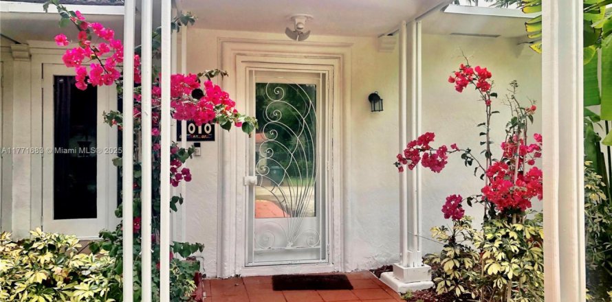 House in Biscayne Park, Florida 3 bedrooms, 140.75 sq.m. № 1695549