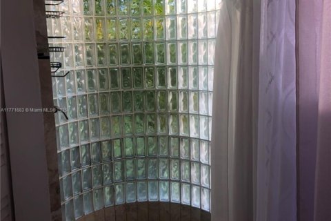 House in Biscayne Park, Florida 3 bedrooms, 140.75 sq.m. № 1695549 - photo 13