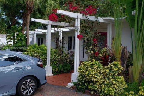 House in Biscayne Park, Florida 3 bedrooms, 140.75 sq.m. № 1695549 - photo 20
