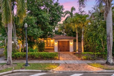 House in Hollywood, Florida 2 bedrooms, 157.93 sq.m. № 2254023