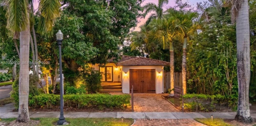 House in Hollywood, Florida 2 bedrooms, 157.93 sq.m. № 2254023