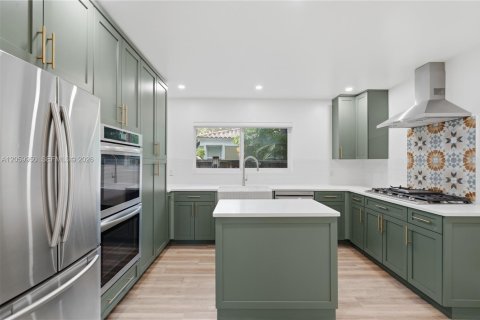House in Hollywood, Florida 2 bedrooms, 157.93 sq.m. № 2254023 - photo 11
