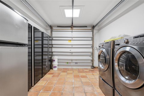 House in Hollywood, Florida 2 bedrooms, 157.93 sq.m. № 2254023 - photo 15