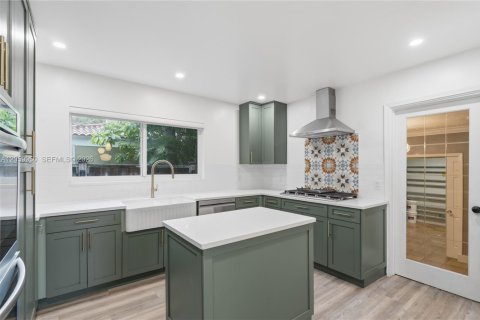 House in Hollywood, Florida 2 bedrooms, 157.93 sq.m. № 2254023 - photo 13