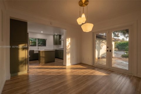 House in Hollywood, Florida 2 bedrooms, 157.93 sq.m. № 2254023 - photo 8