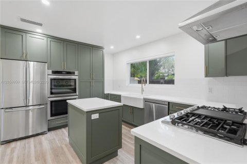 House in Hollywood, Florida 2 bedrooms, 157.93 sq.m. № 2254023 - photo 14