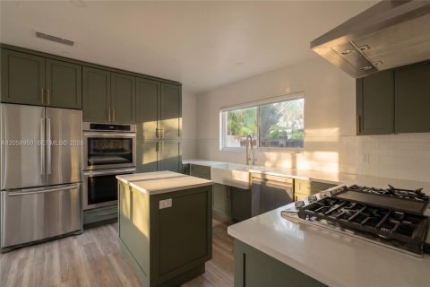 House in Hollywood, Florida 2 bedrooms, 157.93 sq.m. № 2254023 - photo 5