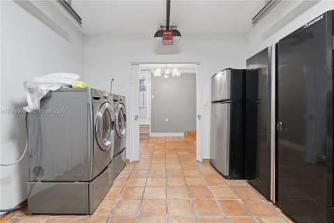House in Hollywood, Florida 2 bedrooms, 157.93 sq.m. № 2254023 - photo 16