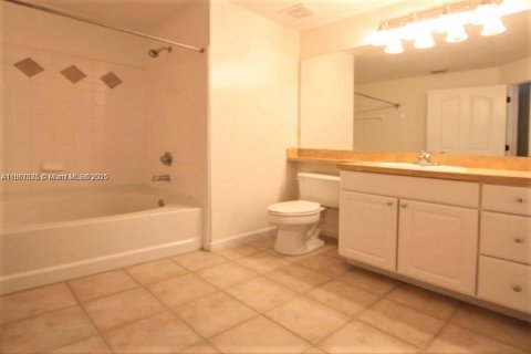 Condo in West Palm Beach, Florida, 2 bedrooms  № 1890121 - photo 16