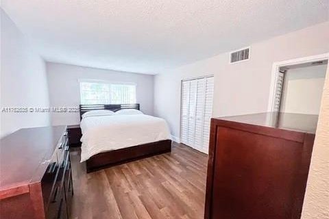 Condo in Lauderhill, Florida, 1 bedroom  № 1706775 - photo 11