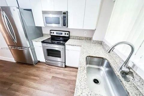 Condo in Lauderhill, Florida, 1 bedroom  № 1706775 - photo 4