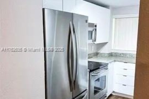 Condo in Lauderhill, Florida, 1 bedroom  № 1706775 - photo 3