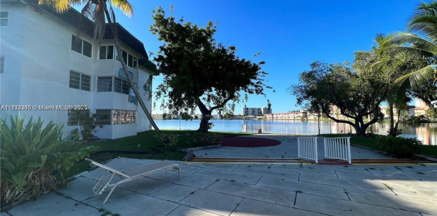 Condominio en Miami, Florida, 1 dormitorio № 1756801