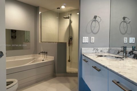 Condo in Miami, Florida, 2 bedrooms  № 1999076 - photo 16