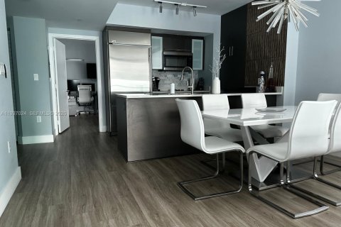 Condo in Miami, Florida, 2 bedrooms  № 1999076 - photo 3