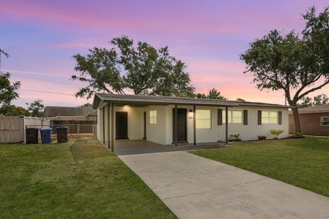 House in Apollo Beach, Florida 3 bedrooms, 97.45 sq.m. № 1681892 - photo 1