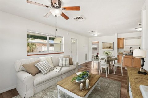 House in Apollo Beach, Florida 3 bedrooms, 97.45 sq.m. № 1681892 - photo 3