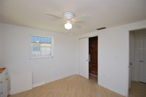 Condo in New Port Richey, Florida, 2 bedrooms № 2098089 - photo 13