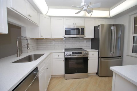 Condo in New Port Richey, Florida, 2 bedrooms № 2098089 - photo 6