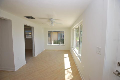 Condo in New Port Richey, Florida, 2 bedrooms № 2098089 - photo 16