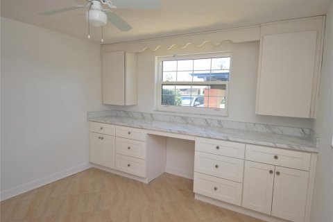 Condo in New Port Richey, Florida, 2 bedrooms № 2098089 - photo 12