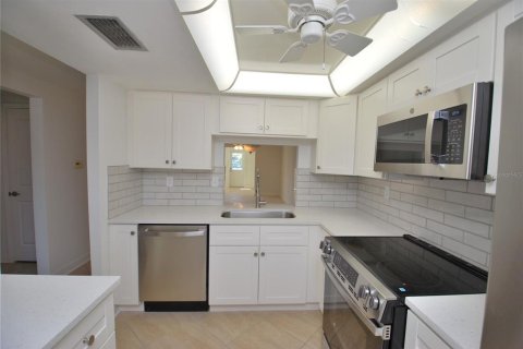 Condo in New Port Richey, Florida, 2 bedrooms № 2098089 - photo 7