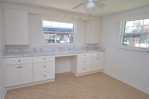 Condo in New Port Richey, Florida, 2 bedrooms № 2098089 - photo 11