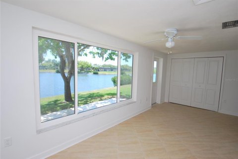 Condo in New Port Richey, Florida, 2 bedrooms № 2098089 - photo 18