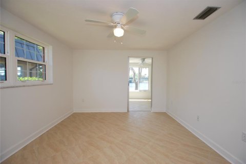 Condo in New Port Richey, Florida, 2 bedrooms № 2098089 - photo 20