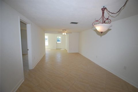 Condo in New Port Richey, Florida, 2 bedrooms № 2098089 - photo 9