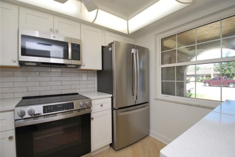 Condo in New Port Richey, Florida, 2 bedrooms № 2098089 - photo 8