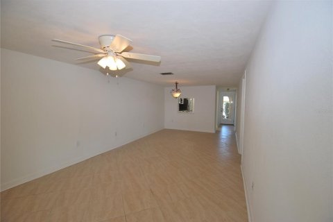 Condo in New Port Richey, Florida, 2 bedrooms № 2098089 - photo 10