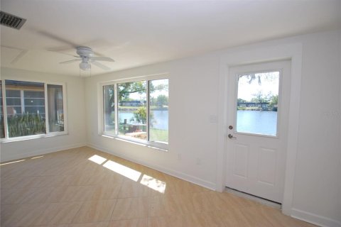 Condo in New Port Richey, Florida, 2 bedrooms № 2098089 - photo 17