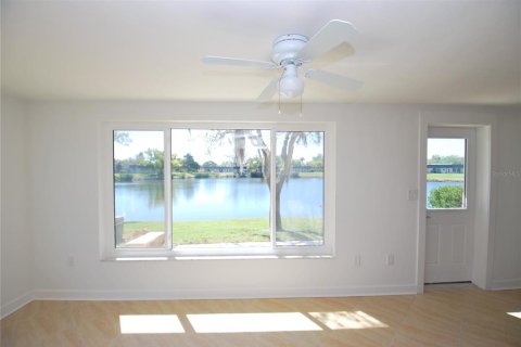 Condo in New Port Richey, Florida, 2 bedrooms № 2098089 - photo 15