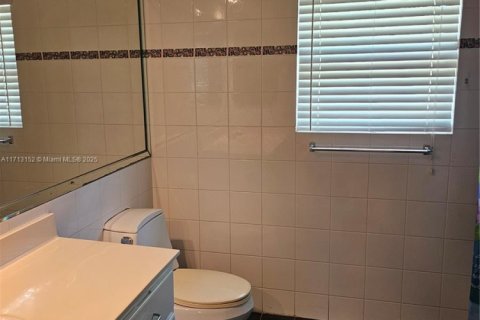 House in Miami, Florida 4 bedrooms, 200.02 sq.m. № 2013022 - photo 10