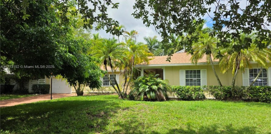 House in Miami, Florida 4 bedrooms, 200.02 sq.m. № 2013022