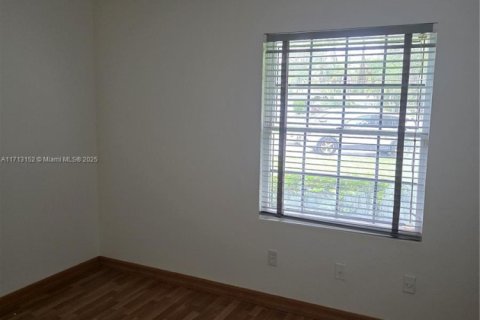 House in Miami, Florida 4 bedrooms, 200.02 sq.m. № 2013022 - photo 11