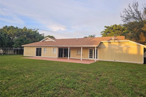 House in Miami, Florida 4 bedrooms, 200.02 sq.m. № 2013022 - photo 14