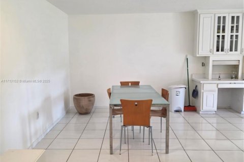 House in Miami, Florida 4 bedrooms, 200.02 sq.m. № 2013022 - photo 7