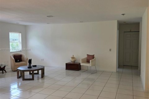 House in Miami, Florida 4 bedrooms, 200.02 sq.m. № 2013022 - photo 4