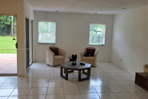 House in Miami, Florida 4 bedrooms, 200.02 sq.m. № 2013022 - photo 3