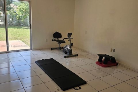 House in Miami, Florida 4 bedrooms, 200.02 sq.m. № 2013022 - photo 8