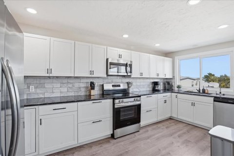 Commercial property in Bradenton Beach, Florida 6 bedrooms, 263.29 sq.m. № 2097327 - photo 21